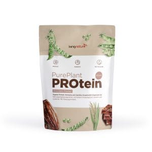 PurePlant PROtein_v1.0-Front Ein beigefarbener Pure Plant PROtein Schokoladenbeutel mit Erbsenschoten, Schokolade und Getreide auf dem Etikett hebt die veganen Energievorteile hervor – ideal zum Mischen mit einem Shaker „Blender Bottle Prostak Pro“.