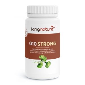 Q10-Strong_v2.1-Front Eine weiße Flasche mit der Aufschrift „kingnature Q10 STRONG“ mit braunen und grünen Akzenten und einer Ginkgoblatt-Illustration. Sie hebt Coenzym Q10, Ginkgo, Ginseng-Extrakte und Zink als Nahrungsergänzungsmittel hervor.
