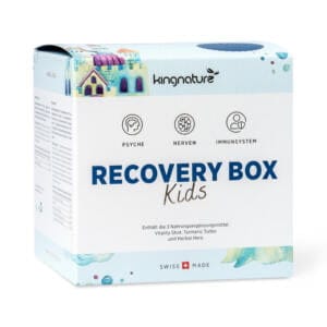 RECOVERY BOX Kids kingnature, Naturkosmetik, schonend verarbeitet, Nahrungsergänzungsmittel, Top Qualität, Schweizer Produkt, Swiss Made, hochwertig, Rohstoffe, getestet, Pflanzenstoffe, Bioverfügbar, Swiss, Vitalstoffe, Vitalstoffmedizin, wissenschaftlich bewiesen, 100% natürlich, vegetarisch, Herbal Hero, Tumeric Turbo, Vitality Shot, Monatsbox, Nerven- und Immunsystem, Kurkuma, ganzheitlich, PNI, Psychoneuroimmunologie, Psyche, Nerven, Immunsystem, Dr. Prof. Hockertz, Stefan Hockertz, Multivitamin, Multipräparat, Kids, Kinder, Einnahme
