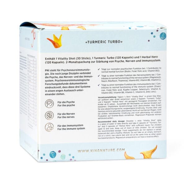RECOVERY BOX Kids Packshot Side 2 Eine Produktverpackung mit der Bezeichnung „Recovery Box Kids“ aus der Recovery Box-Serie enthält deutsche Texte zu Vitalitätsshots und Kurkuma-Kräuterkapseln. Die weiße Box ist mit blauen Akzenten, orangefarbenen Kurkuma-Bildern und Symbolen für Psyche, Nerven und Immunsystem versehen.