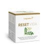 ResetVida_Box_EN_v1.0 Eine weiß-goldene Reset Vida-Box mit einer Blattillustration, gekennzeichnet als Nahrungsergänzungsmittel mit japanischem Schnurbaumextrakt, L-Carnosin, eurasischem Perückenstrauchextrakt und Vitamin B12.