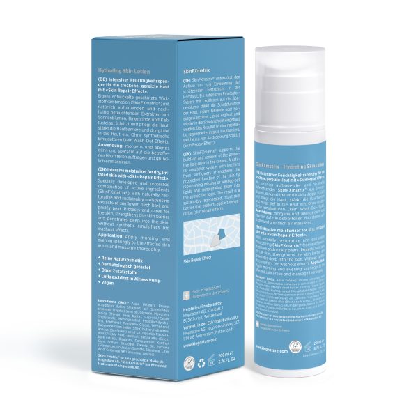 SkinLotion_200ml_BoxBottle_Back_V3.0 Neben der Verpackung steht eine blau-weiße Flasche mit feuchtigkeitsspendender Hautlotion für trockene Haut, auf der sowohl Informationen auf Englisch als auch auf Deutsch, eine abstrakte Grafik und Symbole zu sehen sind, die die hautregenerierende Wirkung der Lotion hervorheben.