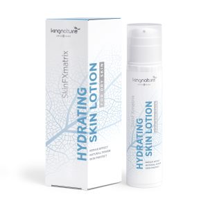SkinLotion_200ml_BoxBottle_Front_V3.0 Eine weiß-blaue Schachtel und Flasche mit der Aufschrift „Hydrating Skin Lotion“ stehen aufrecht auf einem weißen Hintergrund mit einem dezenten Blattadernmuster – ideal für die natürliche Pflege trockener Haut.
