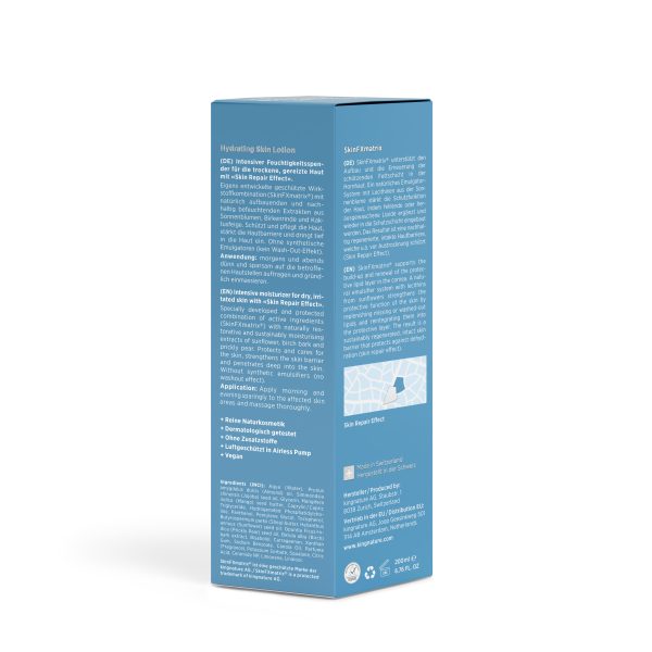 SkinLotion_200ml_Box_Back_V3.0 Eine blaue, rechteckige Schachtel mit feuchtigkeitsspendender Hautlotion steht aufrecht und zeigt mehrsprachigen Text zur natürlichen Befeuchtung trockener Haut, Anwendungshinweise, Details zur sicheren Formel, Inhaltsstoffe, Symbole und unten eine kleine Kartengrafik.