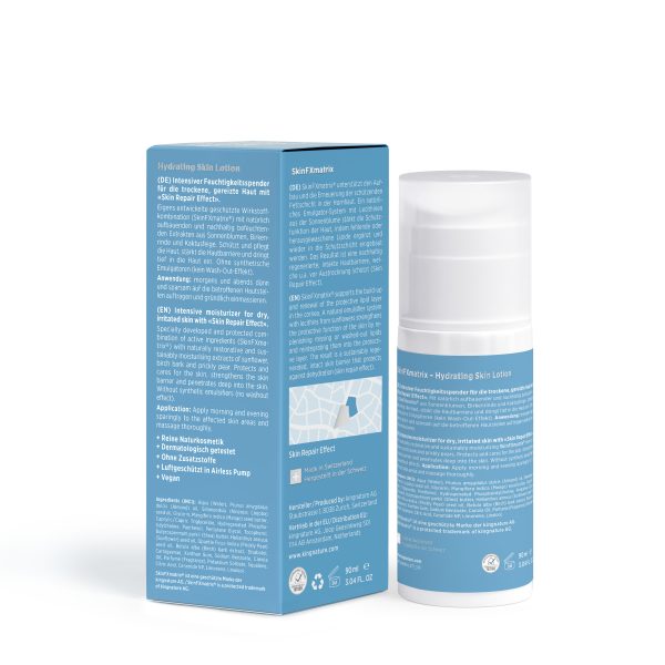 SkinLotion_90ml_BoxBottle_Back_V1.0 Eine blau-weiße Schachtel und eine Pumpflasche mit Hydrating Skin Lotion stehen nebeneinander. Auf der Schachtel sind Produktdetails in mehreren Sprachen angegeben, während die Flasche mit dem blauen Etikett trockene Haut auf natürliche Weise mit Feuchtigkeit versorgt.