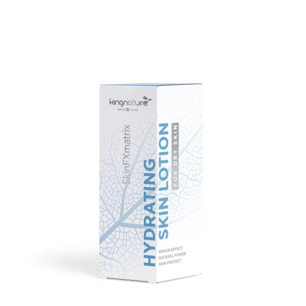 SkinLotion_90ml_Box_Front_V1.0 Eine weiß-hellblaue Schachtel mit feuchtigkeitsspendender Hautlotion für die Pflege trockener Haut ist mit einem Blattmuster versehen und hebt Vorteile wie Reparatureffekt, natürliche Kraft und Hautschutz hervor.