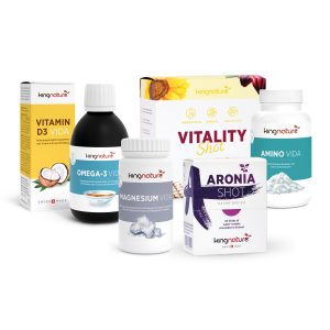 Sportpaket_medium Sechs kingnature Nahrungsergänzungsmittel aus dem Sportpaket Medium – Vitamin D3, Omega-3, Vitality Shot, Amino Vida, Magnesium Vida und Aronia Shot – sind gemeinsam auf weißem Hintergrund angeordnet.