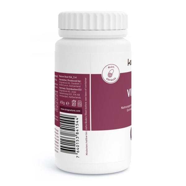 Vino-Vida_v3.4-Side Eine weiße Plastikflasche mit weißem Deckel und kastanienbraunem Etikett enthält Nahrungsergänzungsmittel. An der Flaschenseite befinden sich ein Barcode und Produktinformationen in deutscher Sprache, die die Rolle des Nahrungsergänzungsmittels betonen.