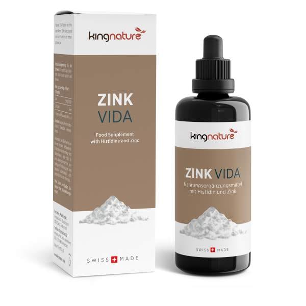 ZinkVida_BoxBottle_En_White Eine Flasche und eine Schachtel des Nahrungsergänzungsmittels Zink Vida mit den Aufschriften „Histidin“ und „Zink“ sind mit einem Tropferverschluss, einem Bild von weißem Pulver und dem Swiss Made-Logo mit einem roten Kreuz versehen.