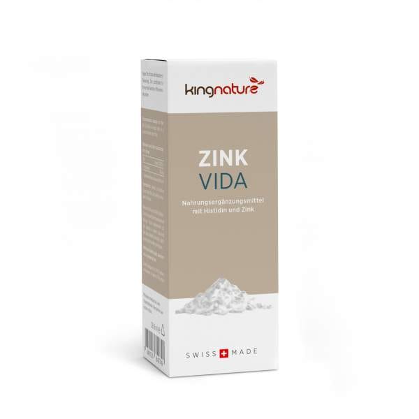 ZinkVida_Box_DE copy Zink Vida von kingnature ist ein in der Schweiz hergestelltes Nahrungsergänzungsmittel mit Zink- und Histidin-Formel, verpackt in einer weiß-beigen Schachtel. Die Verpackung zeigt ein Häufchen weißen Pulvers und weist auf die Kompatibilität mit Zink-Tropfen hin.