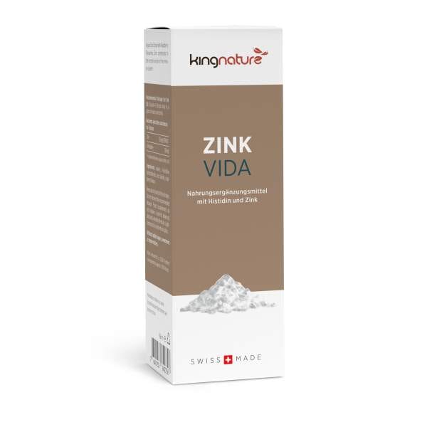 ZinkVida_Box_De_White Auf einem weißen Karton mit der Aufschrift „Zink Vida“ ist ein Haufen weißes Pulver zu sehen und es wird darauf hingewiesen, dass es sich um ein in der Schweiz hergestelltes Nahrungsergänzungsmittel mit Histidin, Zink und Zink-Tropfen handelt.