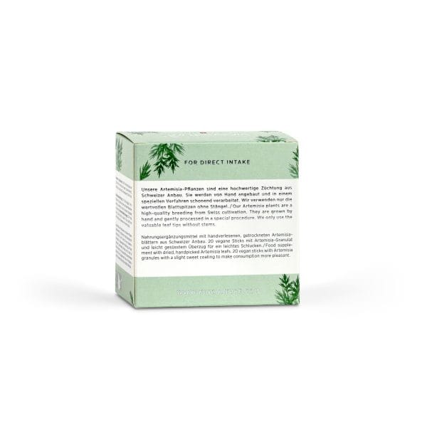 artemisia shot_back_v2.0 Eine hellgrüne Schachtel mit Blattmotiven und deutschem Text, schräg abgebildet, um die Vorder- und Rückseite zu zeigen. Der Text beschreibt die Inhaltsstoffe und die Anwendung von Artemisia Shot, einem Nahrungsergänzungsmittel, das ideal für alle ist, die Artemisia Shot kaufen möchten.