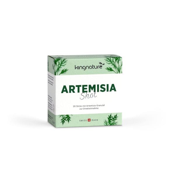 artemisia shot_front_v2.0 Eine Schachtel Artemisia Shot, verziert mit grünen botanischen Motiven und dem Swiss Made-Logo, enthält 20 Sticks mit Artemisia-Granulat, die direkt verwendet werden können.