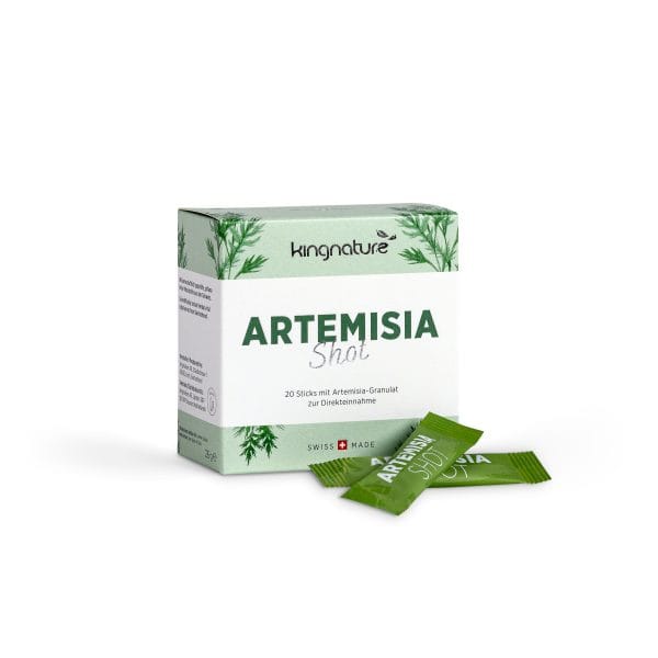 artemisia shot_front_w.shot_v2.0 Eine Box Artemisia Shot mit zwei grünen Sticks vorne, Pflanzenillustrationen und deutschem Text – ein Schweizer Produkt mit 20 Sticks Artemisia-Granulat. Jetzt Artemisia Shot kaufen!.