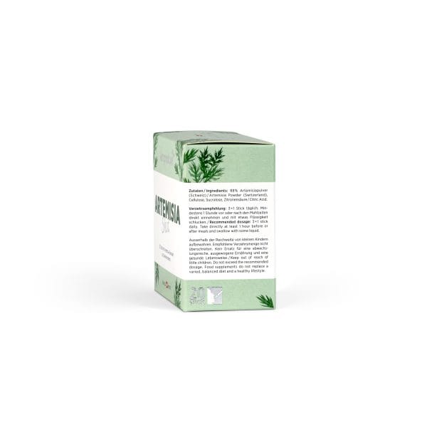 artemisia shot_side right_v2.0 Eine grün-weiße rechteckige Schachtel mit der Aufschrift „Artemisia Shot“, mit Informationen zu Inhaltsstoffen und Anwendung in deutscher Sprache sowie Blattabbildungen oben und an den Seiten, präsentiert auf einem schlichten weißen Hintergrund. Artemisia Shot kaufen.