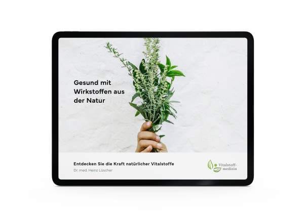 Eine Hand hält einen Strauß frischer grüner Kräuter vor weißem Hintergrund. Der Text auf Deutsch lautet: Gesund mit Wirkstoffen aus der Natur und Entdecken Sie die Kraft natürlicher Vitalstoffe. Perfekt für natürliche Downloads und Inspiration.