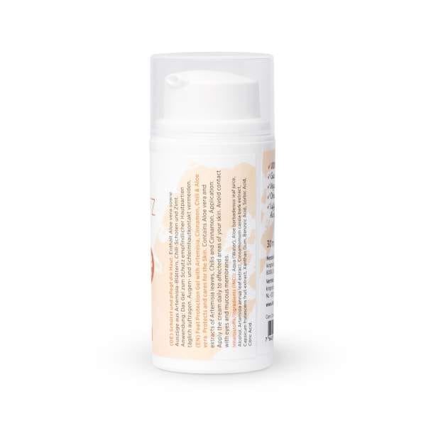 fuss_schutz_gel_online_kaufen_schweiz_h Eine weiße Pumpflasche mit der Aufschrift „Fuss Schutz Gel“ und orangefarbenen Akzenten steht aufrecht und zeigt Produktdetails und Gebrauchsanweisungen – perfekt für alle, die Fuss Schutz Gel kaufen möchten.