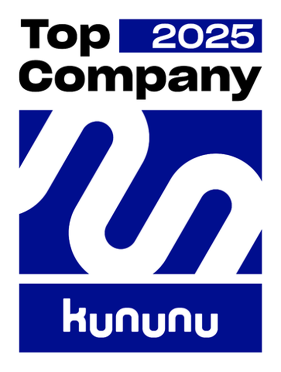 Ein blau-weißes Badge mit dem Text „Top Company-Siegel 2025 kununu“ und einem stilisierten, geschwungenen Liniendesign in der Mitte.