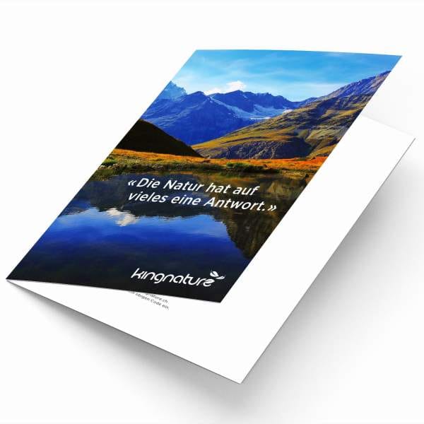 Eine Klappkarte mit einem Landschaftsfoto von Bergen, einem See und Wiesen. Auf der Karte steht: „Die Natur hat auf vieles eine Antwort.“ Das Kingnature-Logo ist unten abgebildet und spiegelt die Harmonie mit der Natur wider.