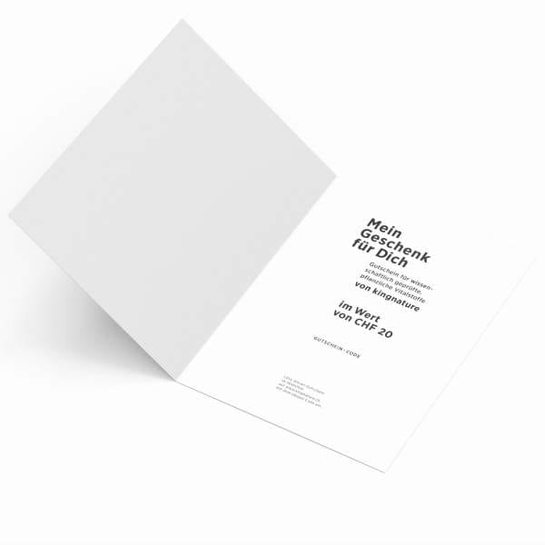 Eine offene weiße Grußkarte zeigt auf der rechten Seite einen gedruckten deutschen Text über einen Geschenk-Gutschein im Wert von CHF 20 von kingnature.com, während die linke Seite der Karte leer bleibt.