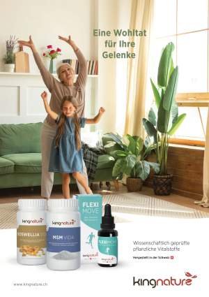 Eine lächelnde ältere Frau und ein junges Mädchen tanzen in einem hellen Wohnzimmer. Im Vordergrund sind Plakate im Format A1 mit deutscher Aufschrift und dem kingnature-Logo zur Unterstützung der Gelenkgesundheit zu sehen.