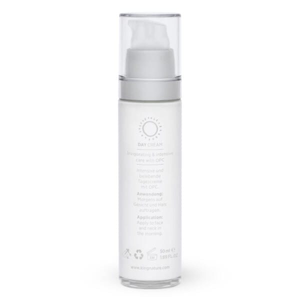 opc-day-cream-online-creme-kaufen-schweiz-flasche-back_4.0 Eine weiße Flasche OPC 24 Tagescreme mit Pumpe und durchsichtigem Verschluss, mit englisch-deutschem Text, einem Sonnensymbol und Anweisungen zum Auftragen auf Gesicht und Hals am Morgen. Jetzt OPC 24 Tagescreme kaufen!.