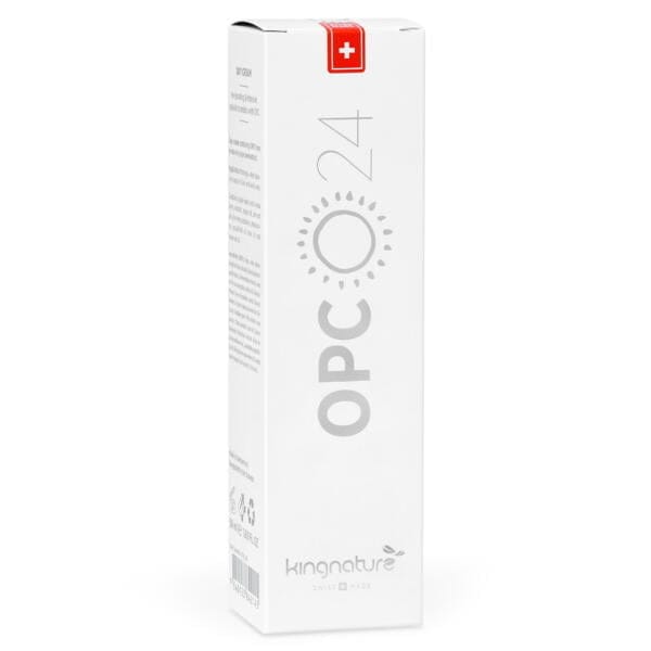 opc-day-cream-online-creme-kaufen-schweiz-karton-front_4.0 Weiße rechteckige Schachtel Kingnature OPC 24 Tagescreme mit Schweizer Flagge oben, grauem Sonnen- und Textdesign und „Swiss Made“ unten – ideal für alle, die OPC 24 Tagescreme kaufen möchten.